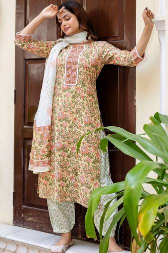 Women Floral Printed Regular Thread Work  Cotton Kurta with Patiala & With Dupatta