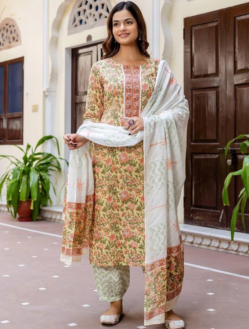 Women Floral Printed Regular Thread Work Pure Cotton Kurta with Patiala & With Dupatta