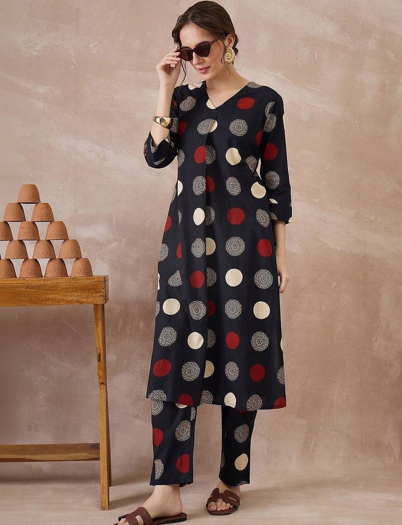 Women Printed Pleated Pure Cotton Kurta with Trousers