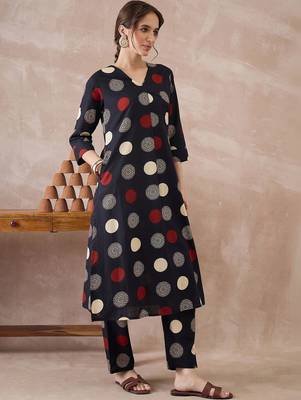 Women Printed Pleated Pure Cotton Kurta with Trousers 3