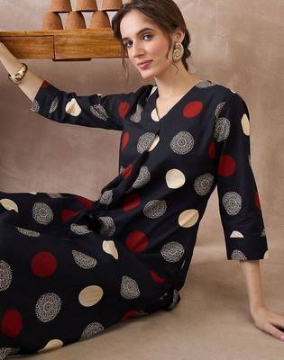 Women Printed Pleated Pure Cotton Kurta with Trousers 5