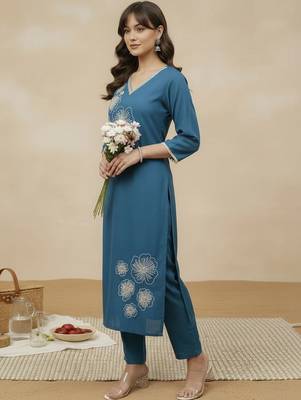 Women Floral Embroidered Regular Thread Work Kurta with Trousers 1