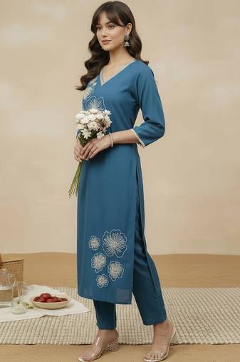 Women Floral Embroidered Regular Thread Work Kurta with Trousers