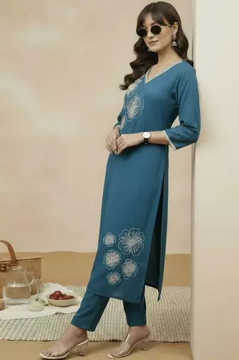 Women Floral Embroidered Regular Thread Work Kurta with Trousers