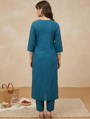 Women Floral Embroidered Regular Thread Work Kurta with Trousers 3