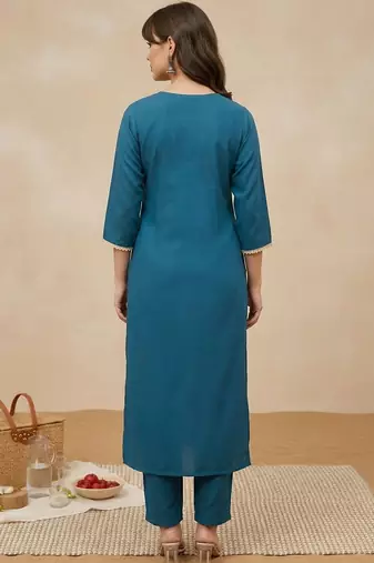 Women Floral Embroidered Regular Thread Work Kurta with Trousers