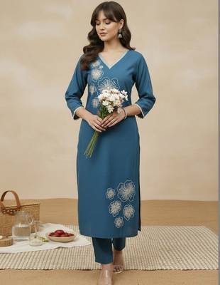 Women Floral Embroidered Regular Thread Work Kurta with Trousers 5