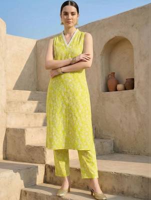 Women Floral Printed Regular Pure Cotton Kurta with Trousers 1