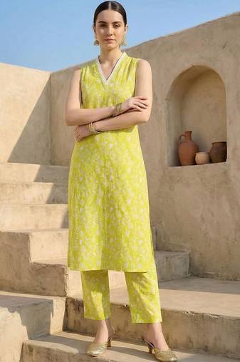 Women Floral Printed Regular Pure Cotton Kurta with Trousers