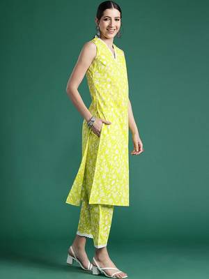 Women Floral Printed Regular Pure Cotton Kurta with Trousers 5