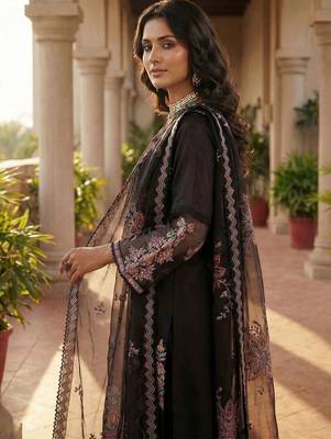 Women Floral Embroidered Regular Thread Work Kurta with Trousers & With Dupatta 3