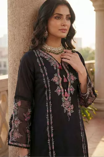 Women Floral Embroidered Regular Thread Work Kurta with Trousers & With Dupatta