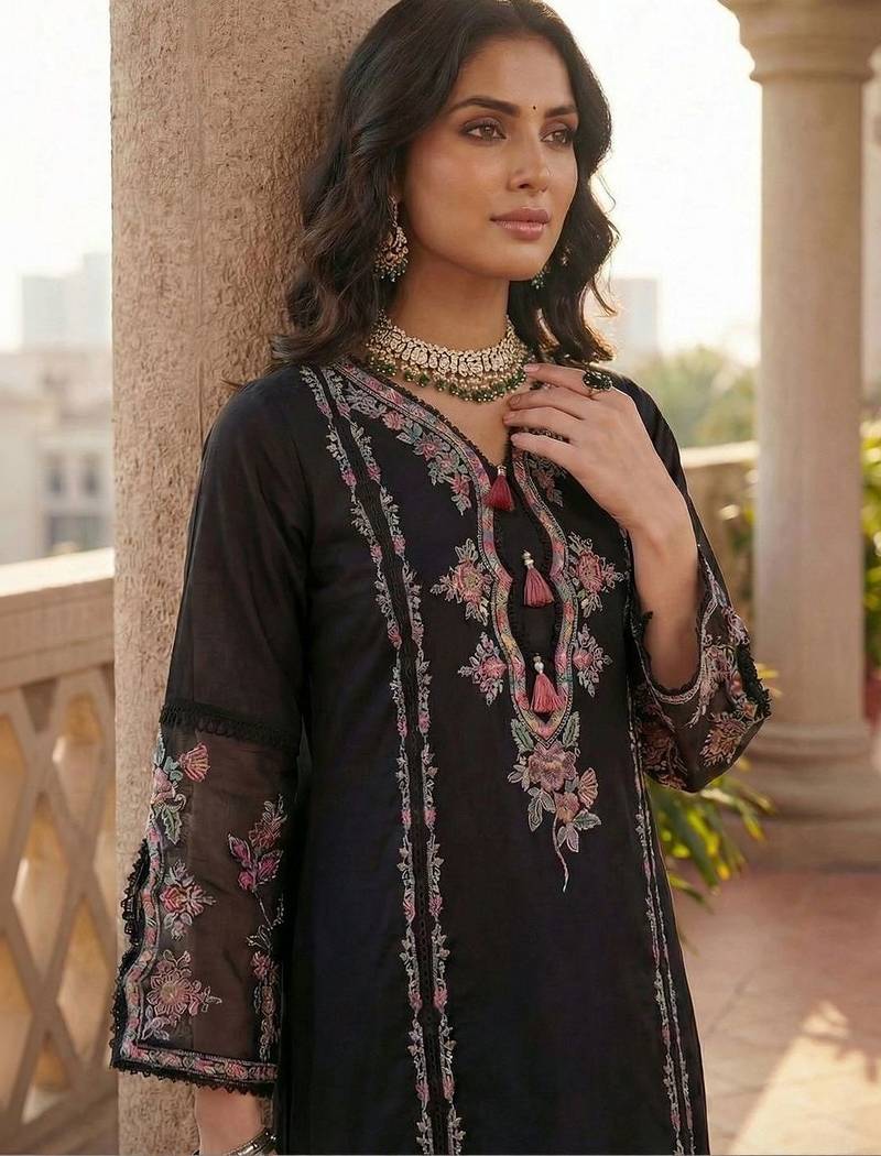 Women Floral Embroidered Regular Thread Work Kurta with Trousers & With Dupatta