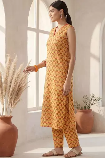 Women Floral Printed Regular Pure Cotton Kurta with Trousers