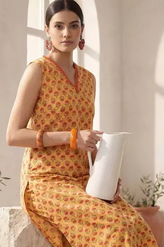 Women Floral Printed Regular Pure Cotton Kurta with Trousers