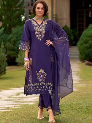 Women Floral Embroidered Regular Thread Work Kurta with Trousers & With Dupatta 1