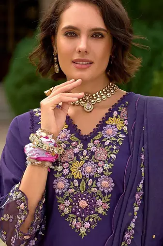 Women Floral Embroidered Regular Thread Work Kurta with Trousers & With Dupatta