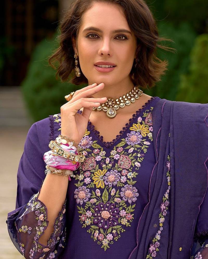 Women Floral Embroidered Regular Thread Work Kurta with Trousers & With Dupatta