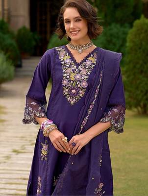 Women Floral Embroidered Regular Thread Work Kurta with Trousers & With Dupatta 3
