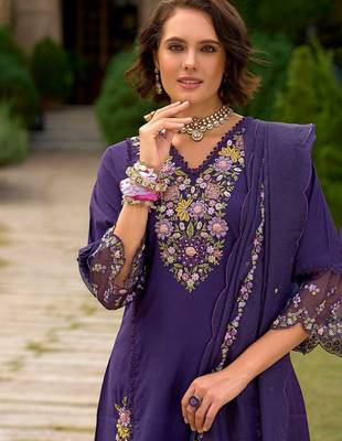 Women Floral Embroidered Regular Thread Work Kurta with Trousers & With Dupatta 4