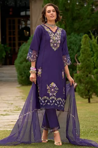Women Floral Embroidered Regular Thread Work Kurta with Trousers & With Dupatta