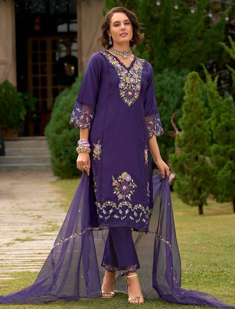Women Floral Embroidered Regular Thread Work Kurta with Trousers & With Dupatta