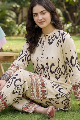 Women Printed Regular Kurta with Trousers