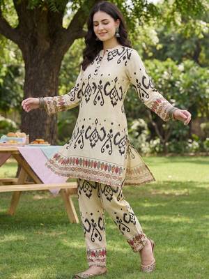 Women Printed Regular Kurta with Trousers 2