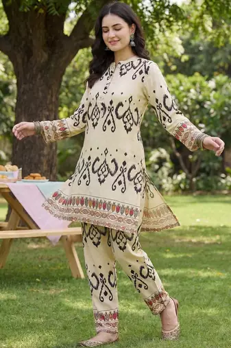 Women Printed Regular Kurta with Trousers