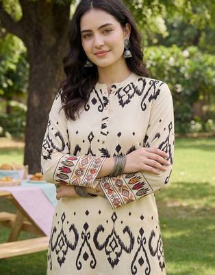 Women Printed Regular Kurta with Trousers 3