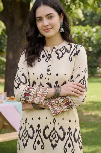 Women Printed Regular Kurta with Trousers