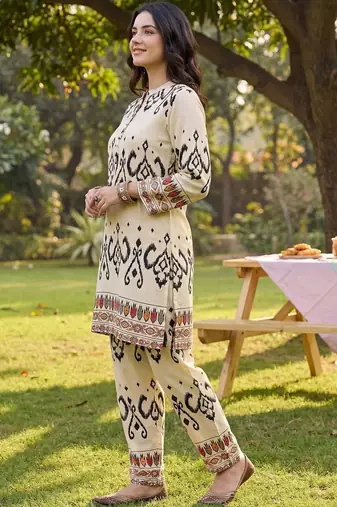 Women Printed Regular Kurta with Trousers