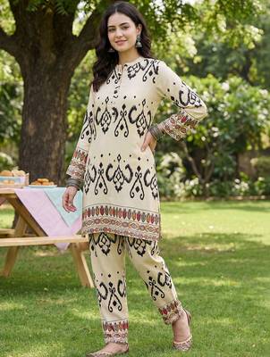 Women Printed Regular Kurta with Trousers 5