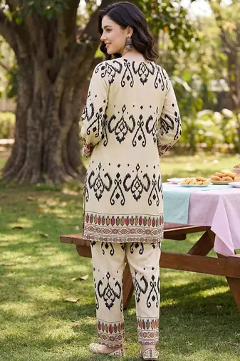 Women Printed Regular Kurta with Trousers