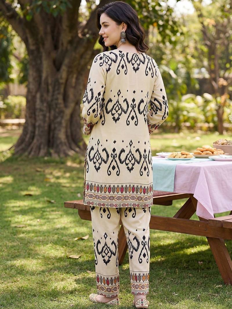 Women Printed Regular Kurta with Trousers