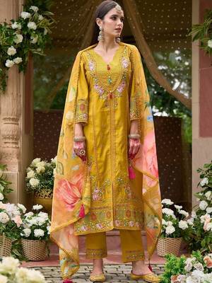 Women Floral Embroidered Regular Thread Work Kurta with Trousers & With Dupatta 1