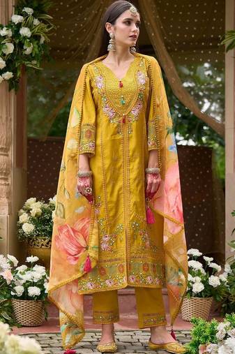 Women Floral Embroidered Regular Thread Work Kurta with Trousers & With Dupatta