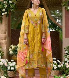 Women Floral Embroidered Regular Thread Work Kurta with Trousers & With Dupatta