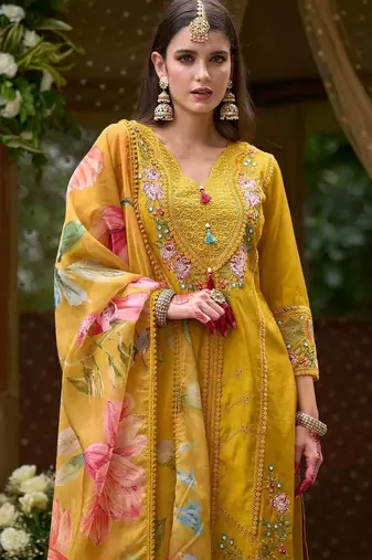 Women Floral Embroidered Regular Thread Work Kurta with Trousers & With Dupatta