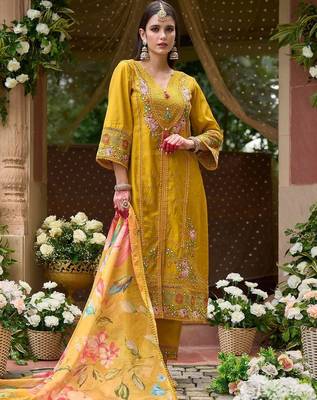 Women Floral Embroidered Regular Thread Work Kurta with Trousers & With Dupatta 3