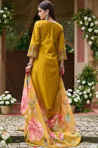 Women Floral Embroidered Regular Thread Work Kurta with Trousers & With Dupatta