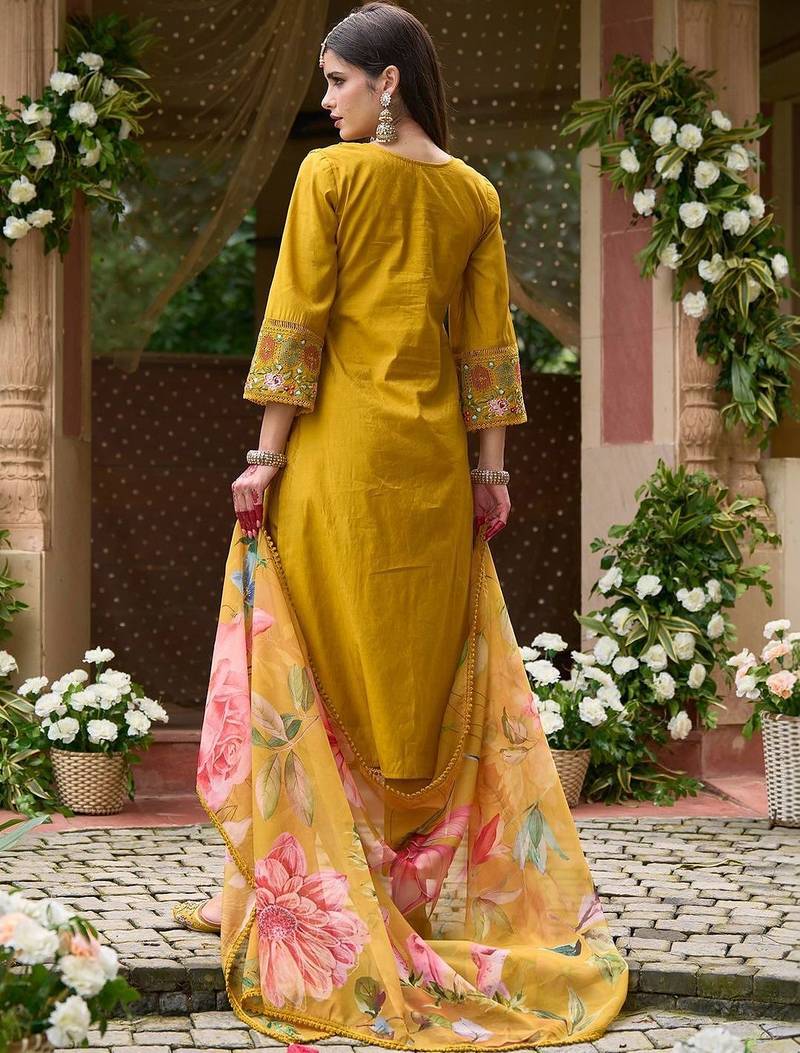 Women Floral Embroidered Regular Thread Work Kurta with Trousers & With Dupatta