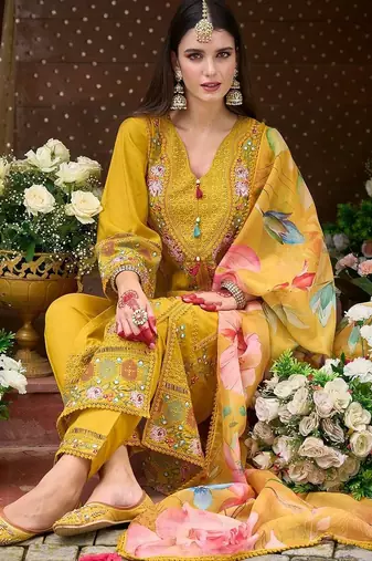Women Floral Embroidered Regular Thread Work Kurta with Trousers & With Dupatta