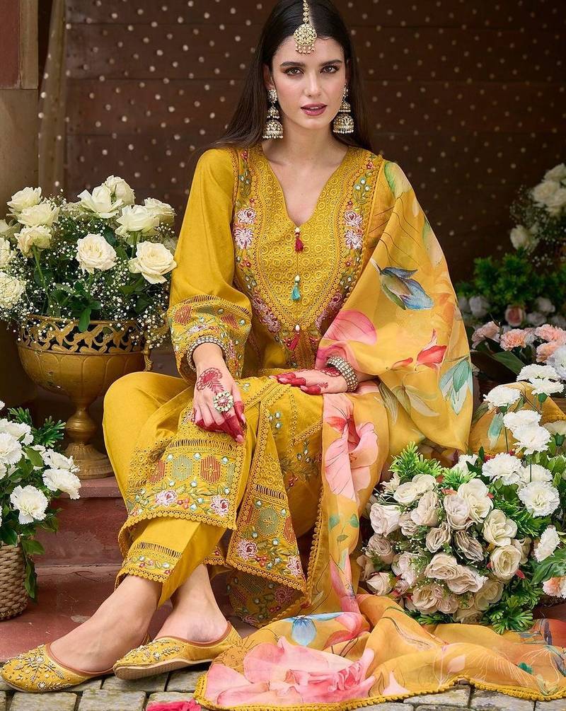 Women Floral Embroidered Regular Thread Work Kurta with Trousers & With Dupatta