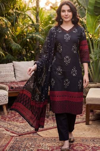 Women Floral Printed Regular Thread Work  Cotton Kurta with Trousers & With Dupatta