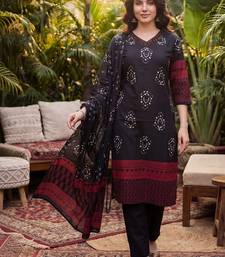 Women Floral Printed Regular Thread Work  Cotton Kurta with Trousers & With Dupatta