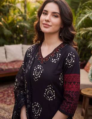 Women Floral Printed Regular Thread Work Pure Cotton Kurta with Trousers & With Dupatta 2