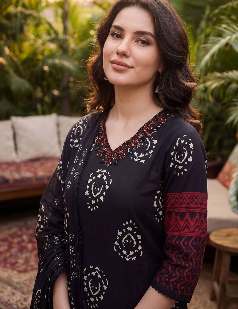 Women Floral Printed Regular Thread Work Pure Cotton Kurta with Trousers & With Dupatta