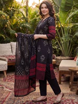Women Floral Printed Regular Thread Work Pure Cotton Kurta with Trousers & With Dupatta 3
