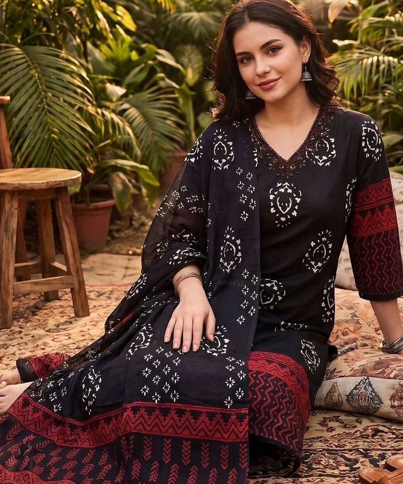 Women Floral Printed Regular Thread Work Pure Cotton Kurta with Trousers & With Dupatta